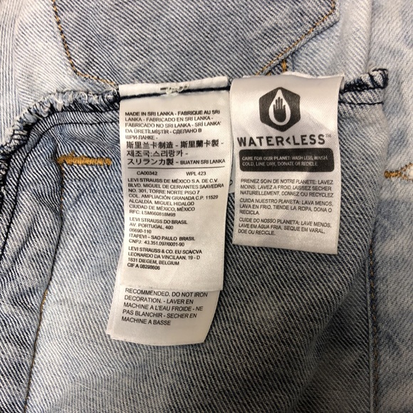 Levi’s Women’s Light wash Embroidered Trucker Jacket Size M - Picture 9 of 13